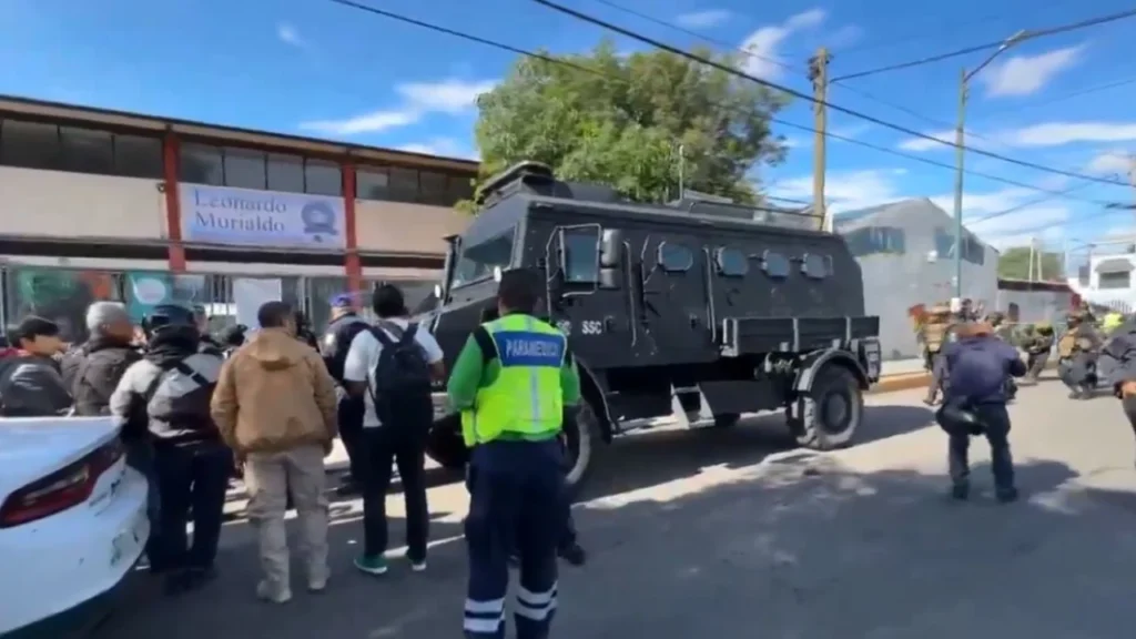 Sujeto toma a rehenes dentro de un centro comunitario en San Juan de Aragón, GAM 