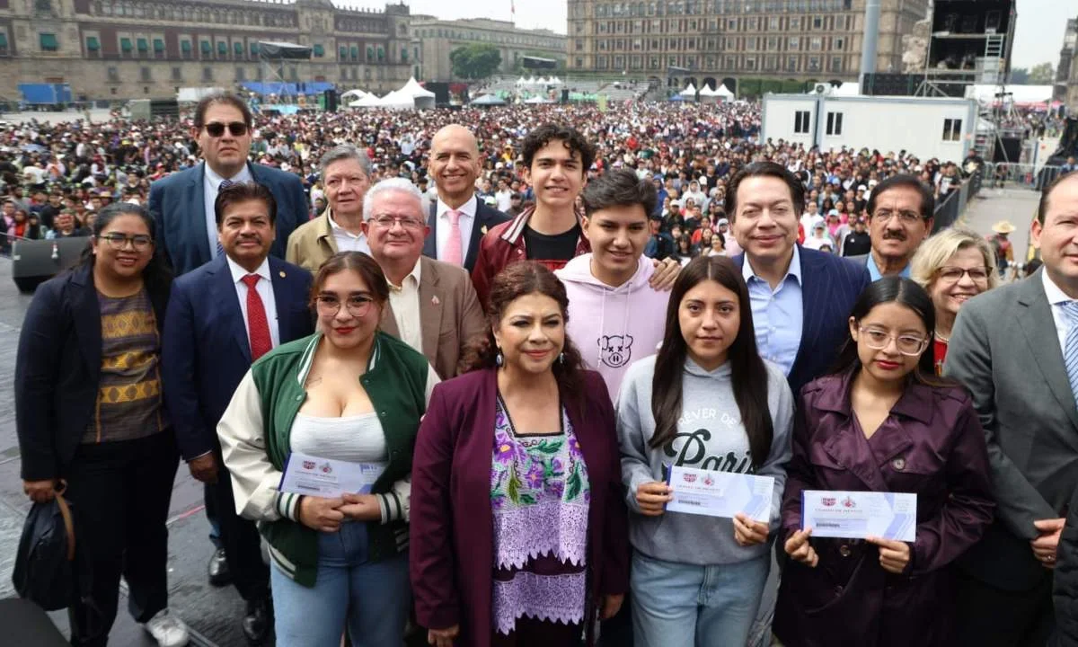 Clara Brugada entregó nuevas becas de transporte a universitarios, con lo que avanza hacia la meta de 100 mil apoyos en 2025.