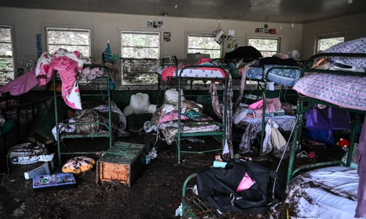 Hasta ahora, 10 niñas y un miembro del personal del campamento continúan desaparecidos.