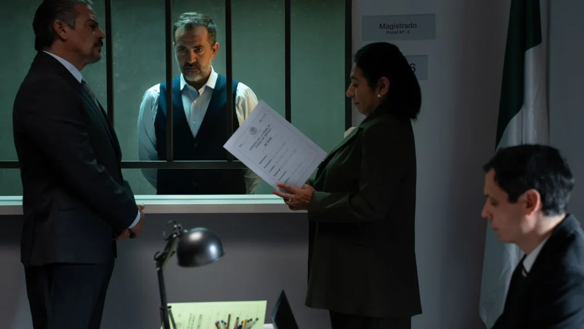 Isla Brava incluye en su elenco a Flavio Medina, Fernanda Castillo, Erik Hayser, Karena Flores, Juan Pablo Fuentes, Mar Sordo, Rubén Sanz y Ludwika Paleta, entre otros.