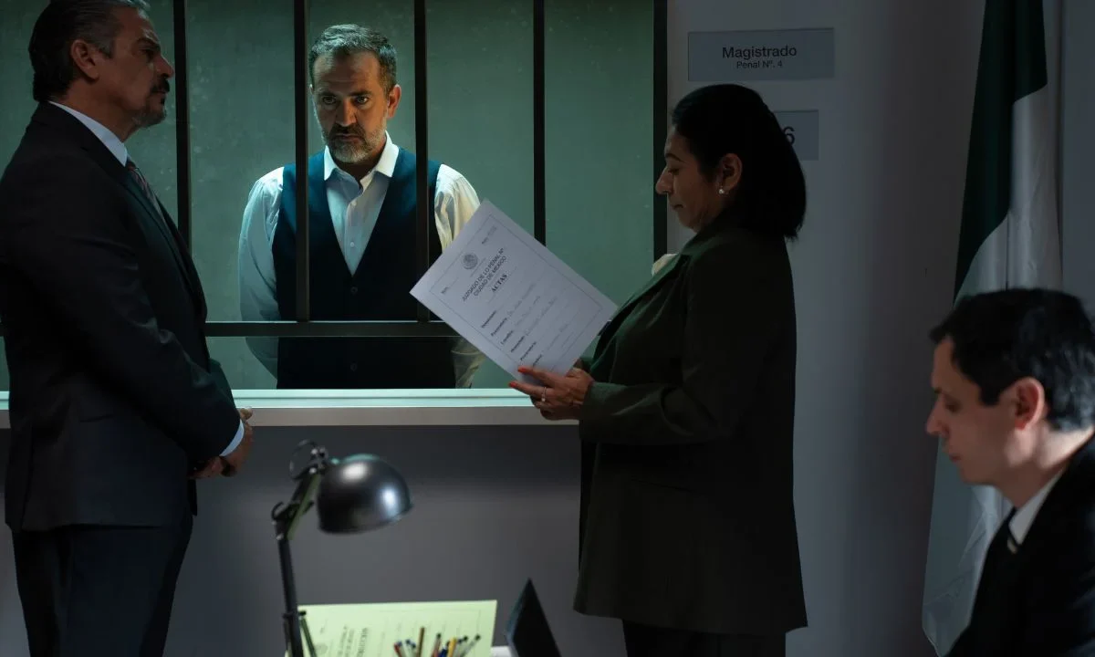 Isla Brava incluye en su elenco a Flavio Medina, Fernanda Castillo, Erik Hayser, Karena Flores, Juan Pablo Fuentes, Mar Sordo, Rubén Sanz y Ludwika Paleta, entre otros.