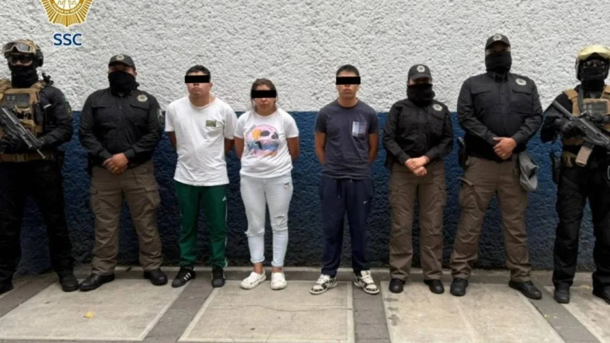 Tras un cateo en la alcaldía Miguel Hidalgo, autoridades capitalinas detienen a 3 personas por narcomenudeo.