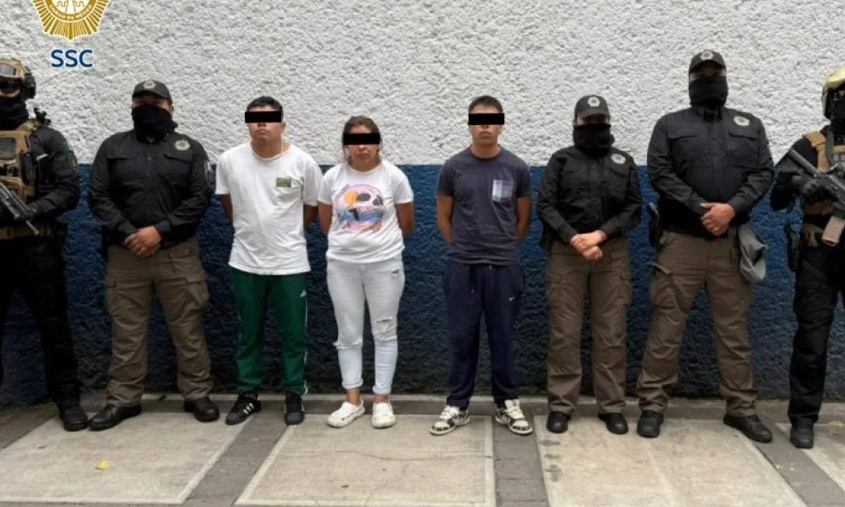 Tras un cateo en la alcaldía Miguel Hidalgo, autoridades capitalinas detienen a 3 personas por narcomenudeo.