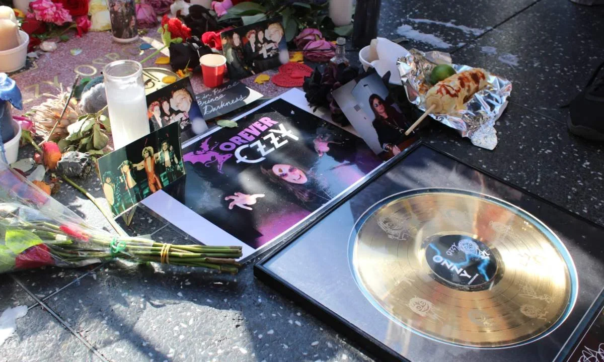 Luego de la muerte del músico Ozzy Osbourne, algunos fanáticos se dieron cita en el Paseo de la Fama de Hollywood.