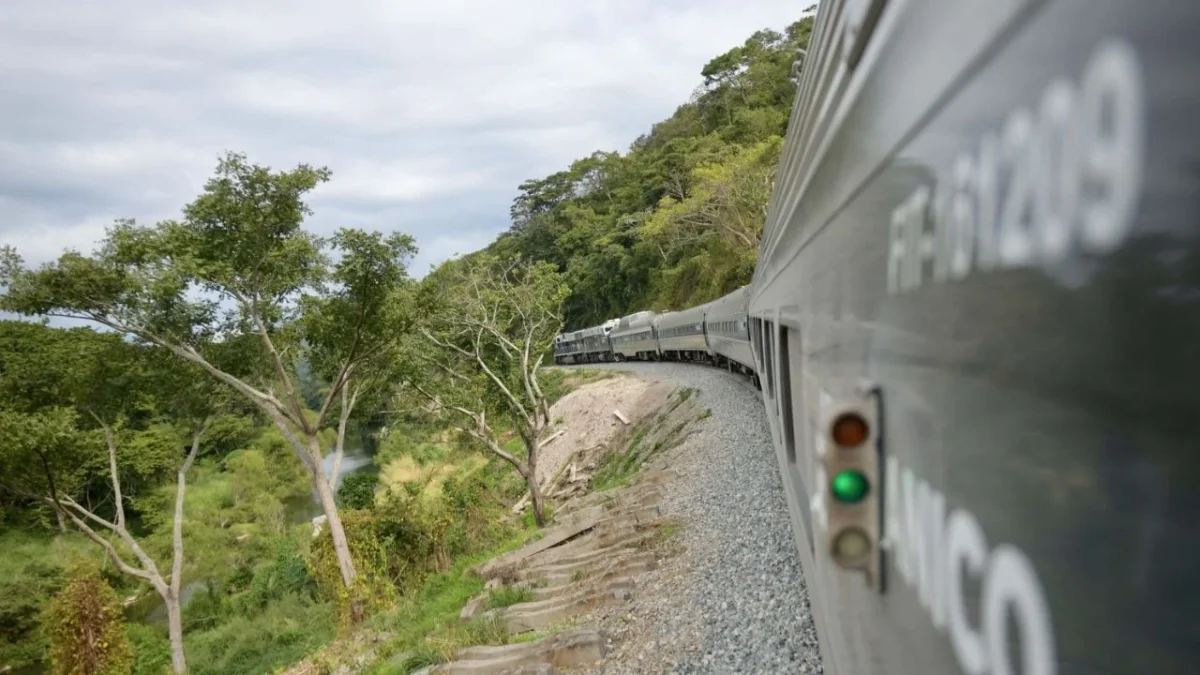 Choca tren interoceánico contra un tráiler de carga en Macuspana