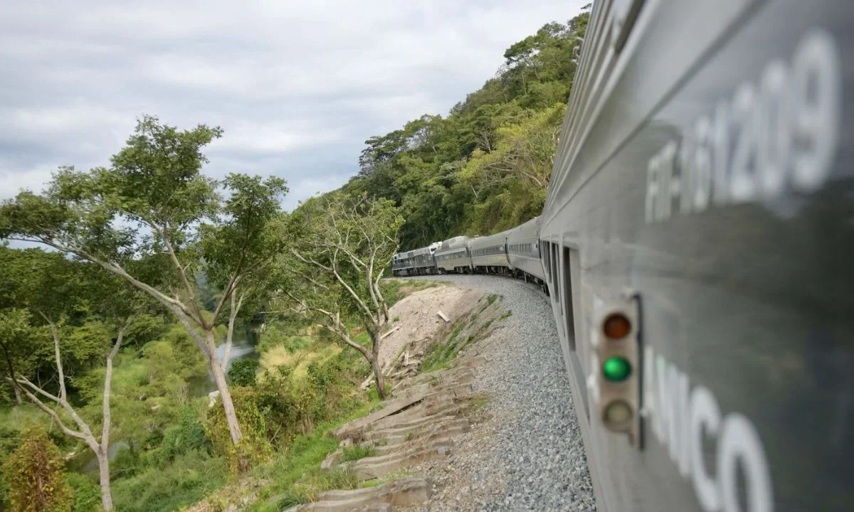 Choca tren interoceánico contra un tráiler de carga en Macuspana