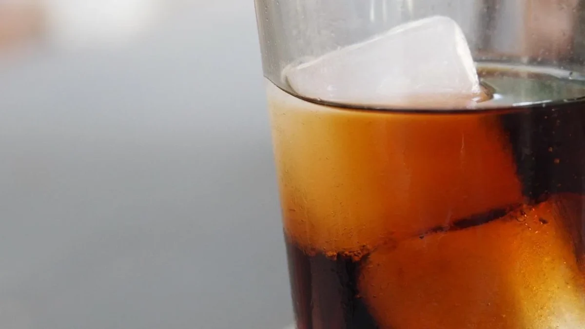 El presidente Donald Trump dice que Coca-Cola volverá al azúcar de caña.