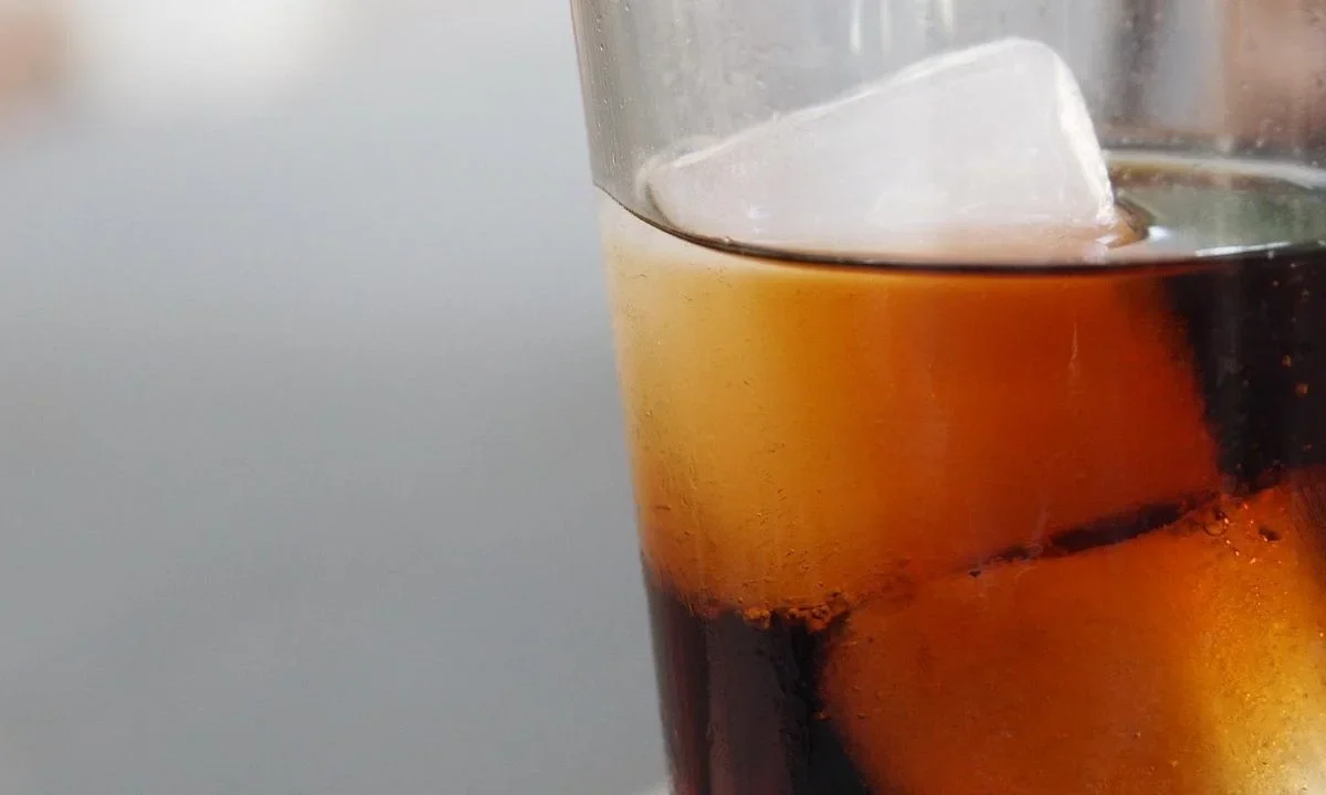 El presidente Donald Trump dice que Coca-Cola volverá al azúcar de caña.