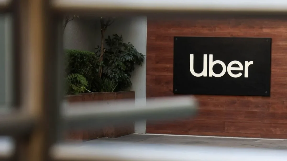 La plataforma de aplicación Uber anunció que aumentará hasta 7% sus tarifas para contener el impacto que significará la reforma laboral.