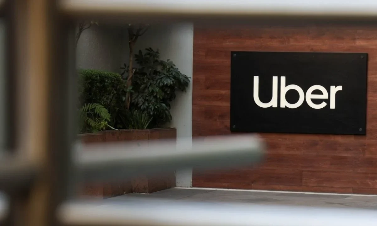 La plataforma de aplicación Uber anunció que aumentará hasta 7% sus tarifas para contener el impacto que significará la reforma laboral.