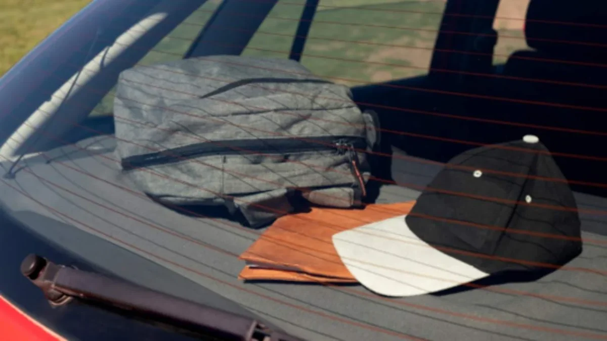 La mochila, ¿la llevamos o la dejamos en el auto?, una decisión crucial de seguridad para conductores.