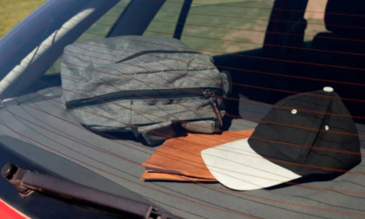 La mochila, ¿la llevamos o la dejamos en el auto?, una decisión crucial de seguridad para conductores.