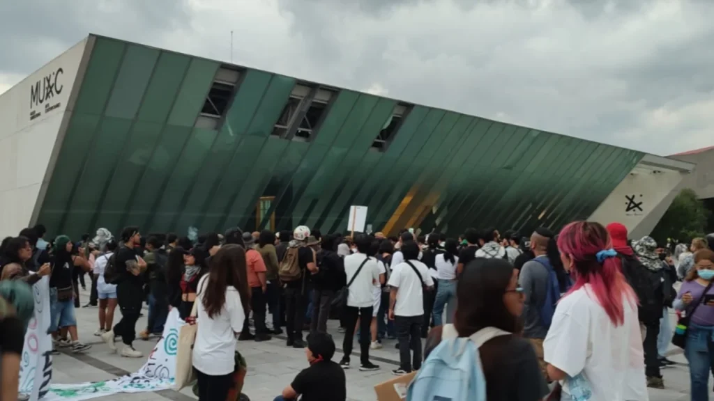 Manifestantes dañaron el MUAC y la librería Julio Torri durante un ataque violento al Centro Cultural Universitario de la UNAM.