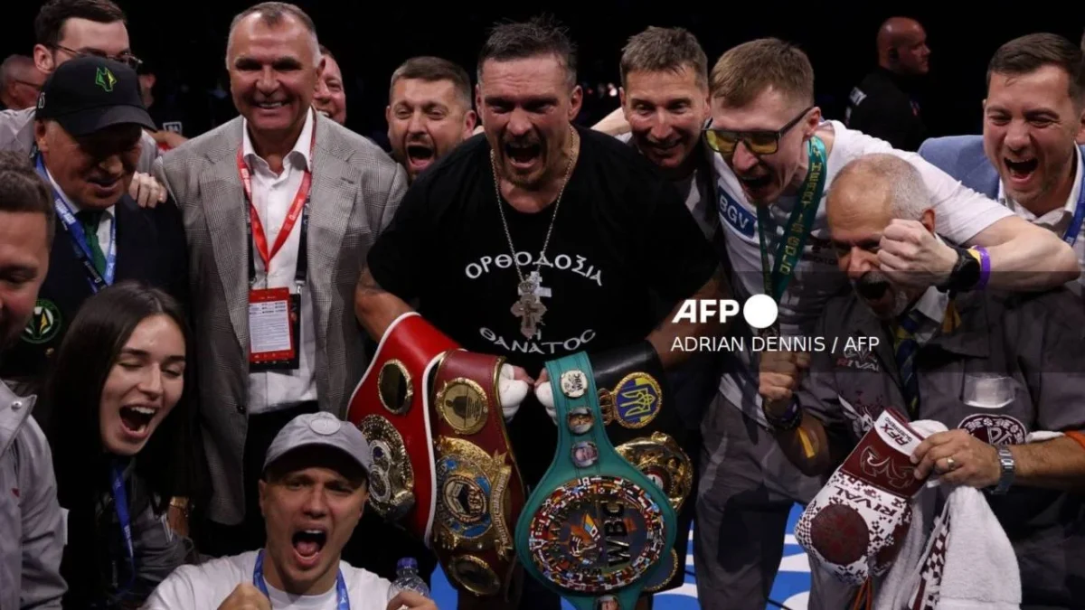 El boxeador Oleksandr Usyk se convirtió en campeón mundial indiscutido de los pesos pesados.
