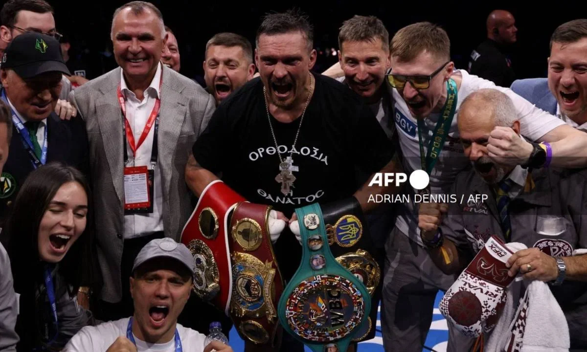 El boxeador Oleksandr Usyk se convirtió en campeón mundial indiscutido de los pesos pesados.