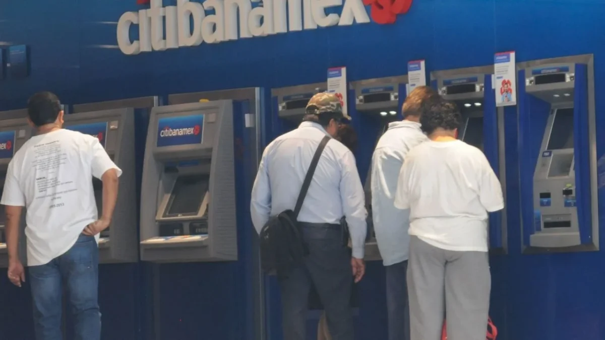 Elementos de la Policía Bancaria e Industrial detuvieron a 21 desplazadores de tarjetas detenidos en CDMX.