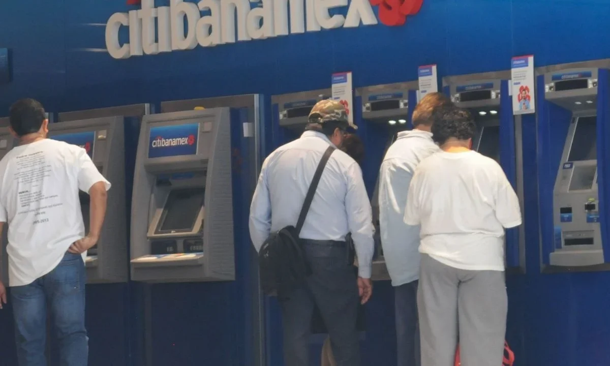 Elementos de la Policía Bancaria e Industrial detuvieron a 21 desplazadores de tarjetas detenidos en CDMX.