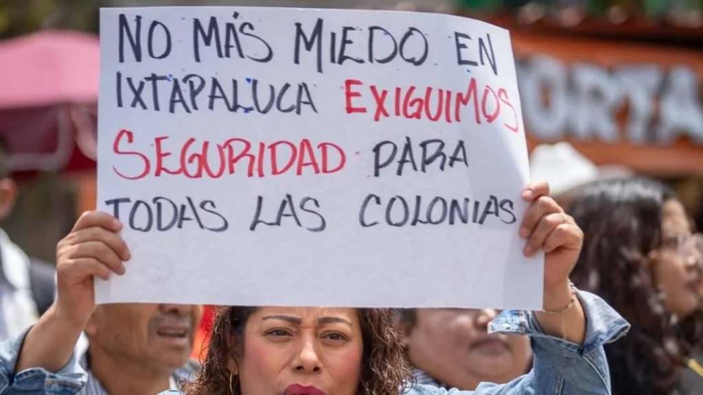 Vecinos de varias colonias de Ixtapaluca, se manifestaron este lunes frente al palacio municipal.
