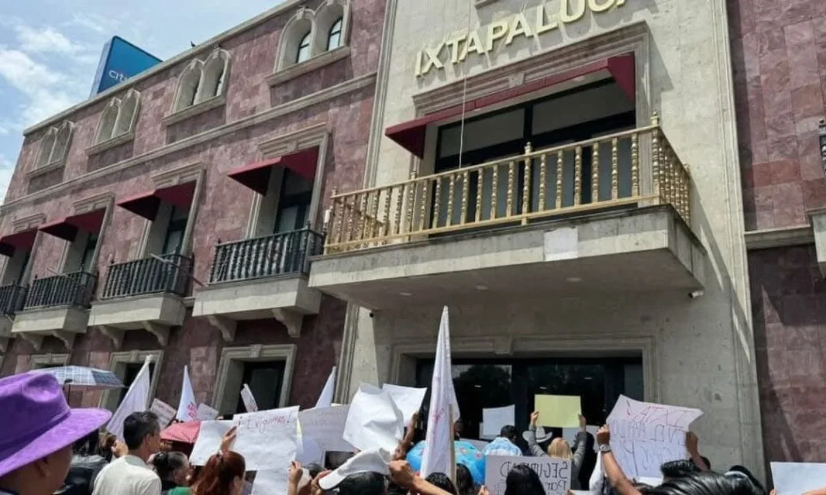 Vecinos de varias colonias de Ixtapaluca, se manifestaron este lunes frente al palacio municipal.