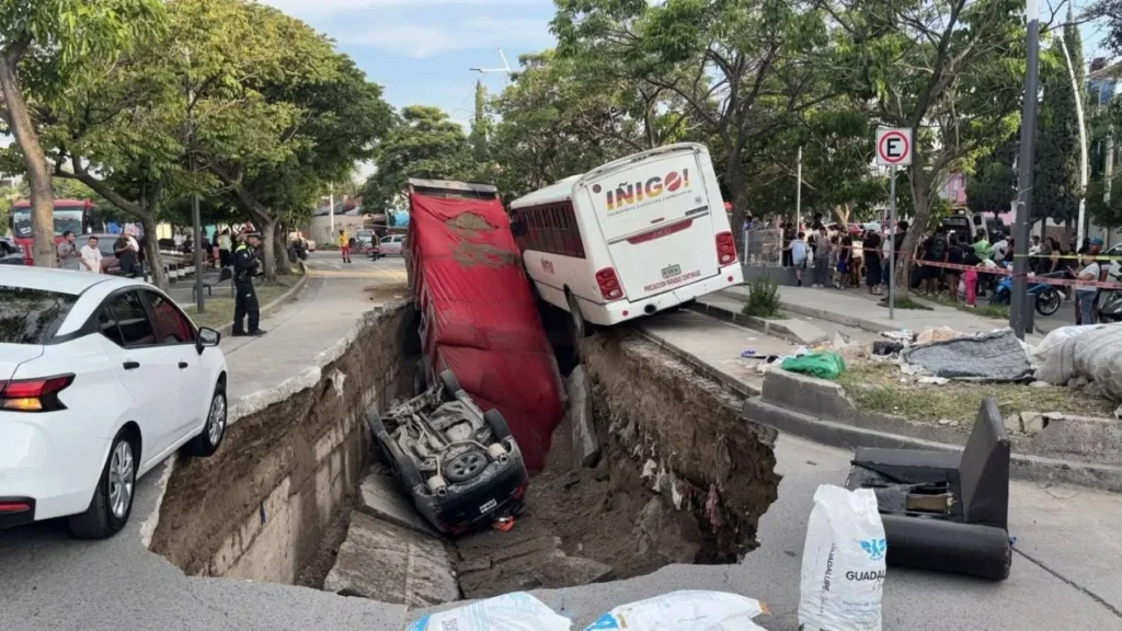 aspectos del socavón en Guadalajara