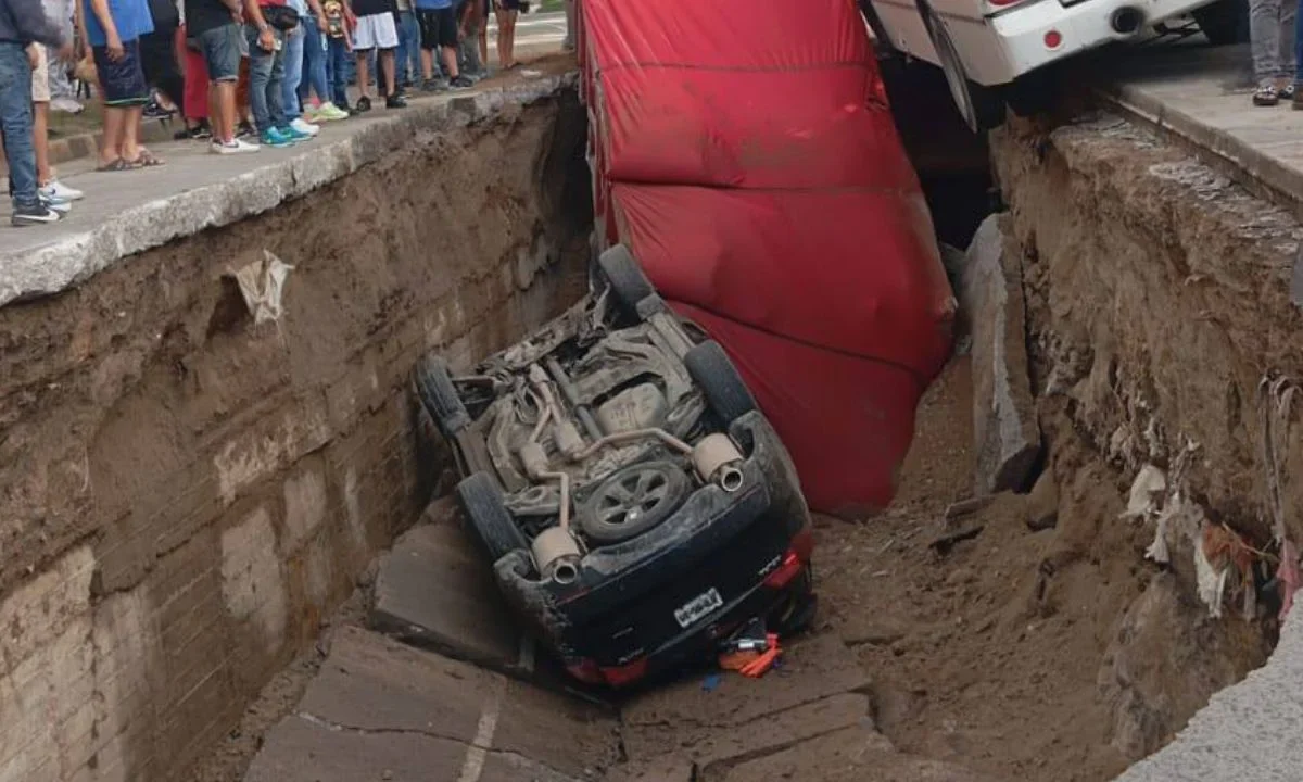 Mega socavón en Guadalajara 'se traga' tres autos