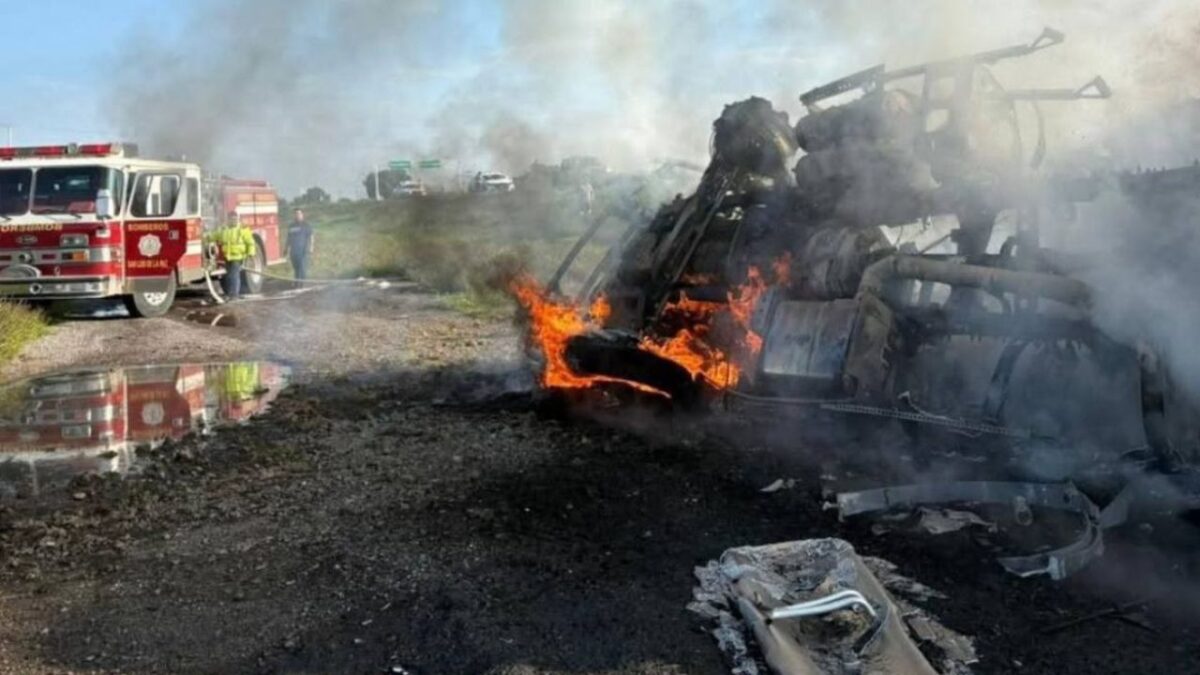 Tráiler incendiado en la Querétaro-San Luis Potosí