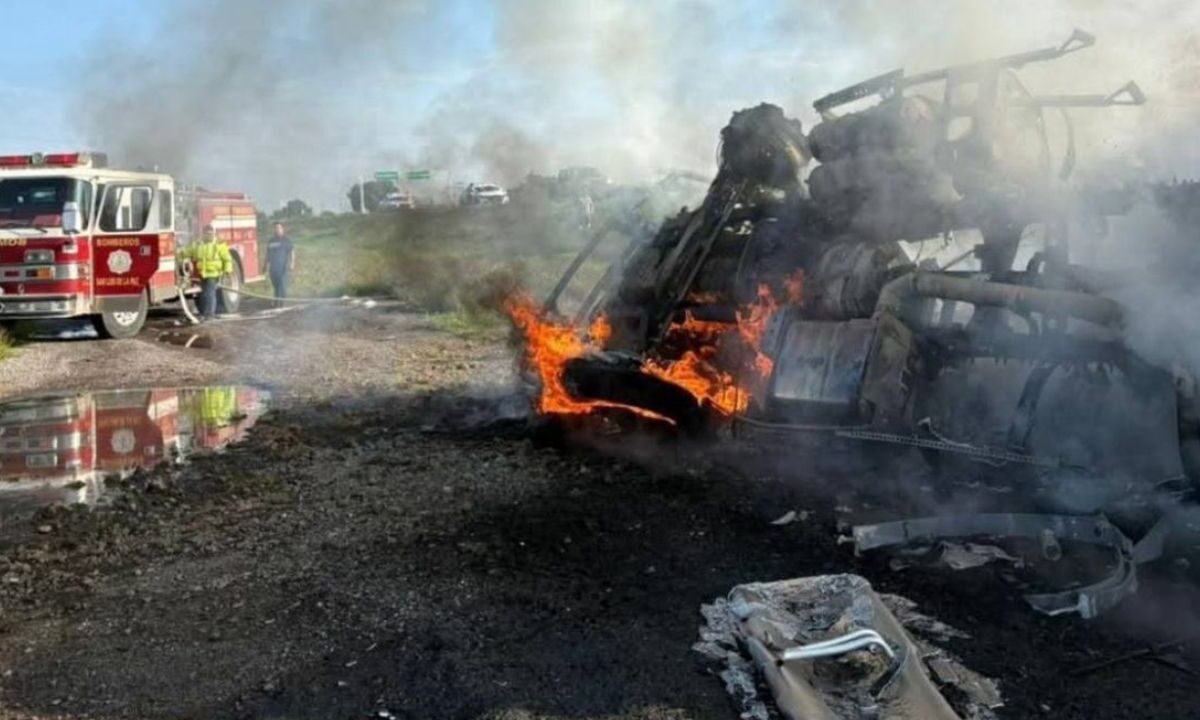 Tráiler incendiado en la Querétaro-San Luis Potosí