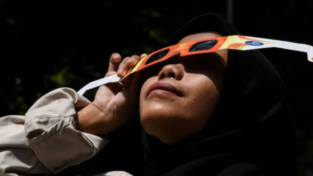 Un eclipse solar ocurre cuando la Luna pasa entre el Sol y la Tierra, bloqueando total o parcialmente la luz solar y proyectando una sombra sobre la Tierra