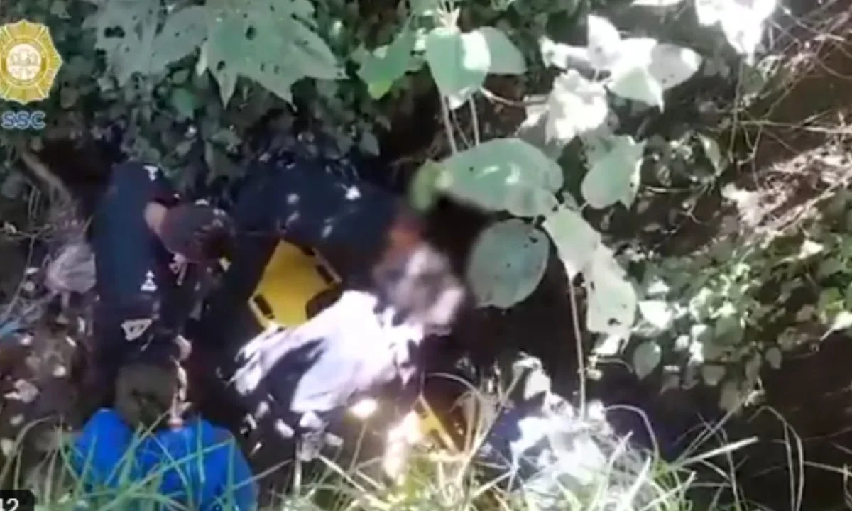 Policías rescatan a una menor que cayó en un barranco en Milpa Alta