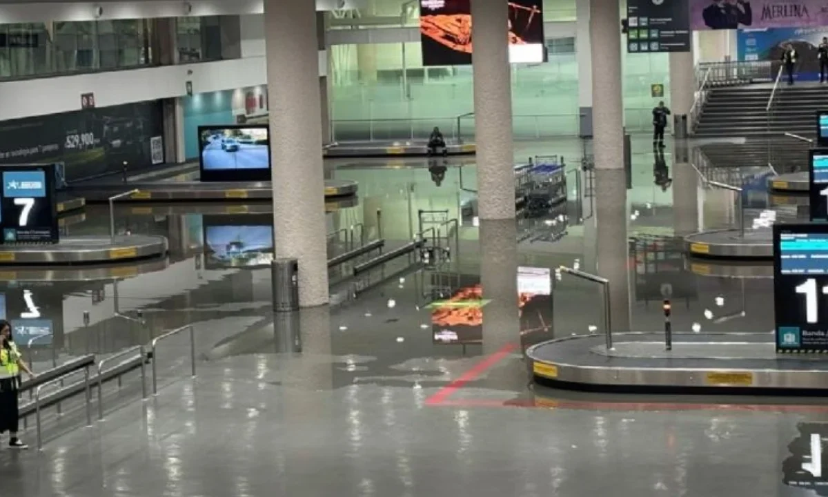 Reportes aseguran el funcionamiento de una pista del AICM.