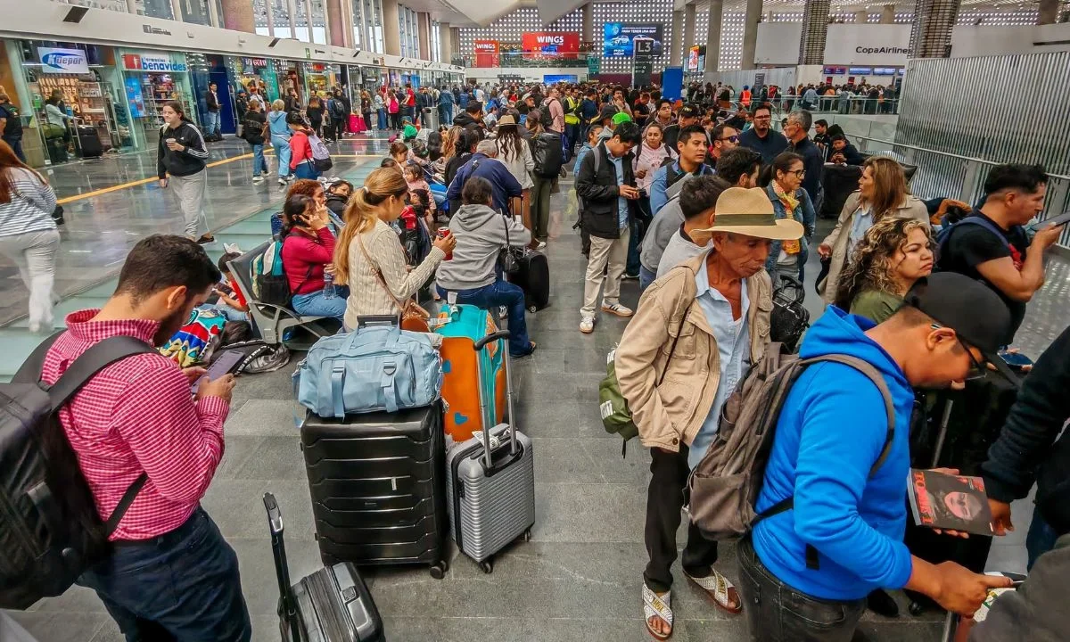 Esta mañana autoridades del Aeropuerto Internacional de la Ciudad de México (AICM) ha informado que siguen las afectaciones en sus instalaciones, situación que ha provocado solo opere con una pista.