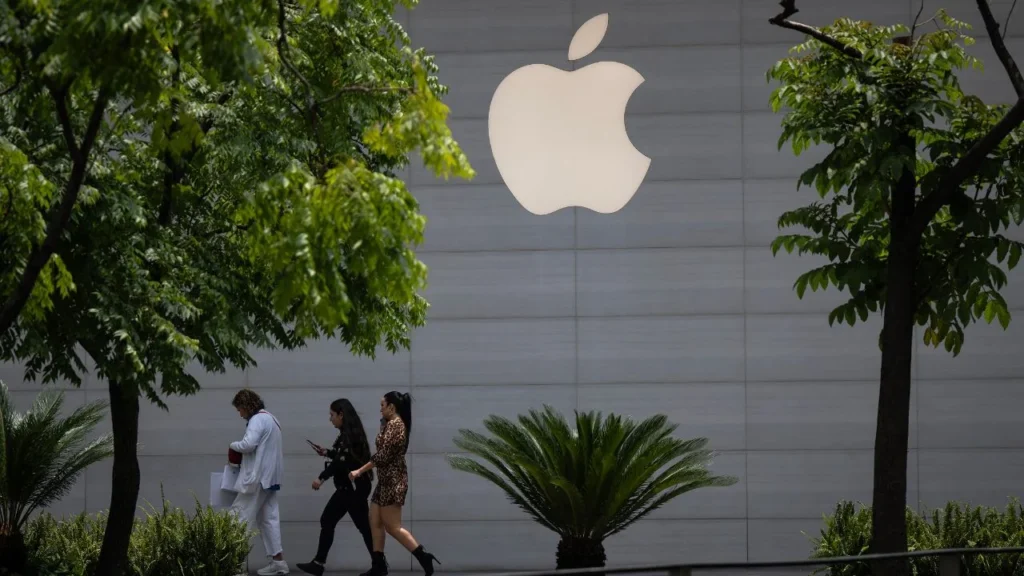 Apple aumentará su inversión en EE. UU. en 100 mil millones de dólares, alcanzando 600 mil millones en cuatro años, informó Donald Trump.