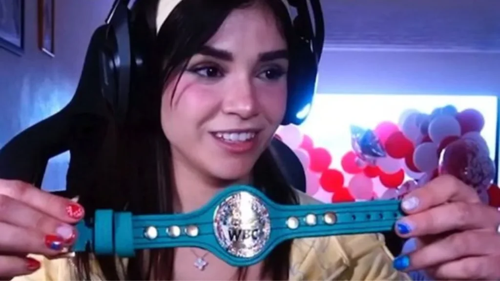 El Consejo Mundial de Boxeo (CMB) entregó un cinturón a la streamer Alana Flores tras su triunfo frente a Gala Montes.