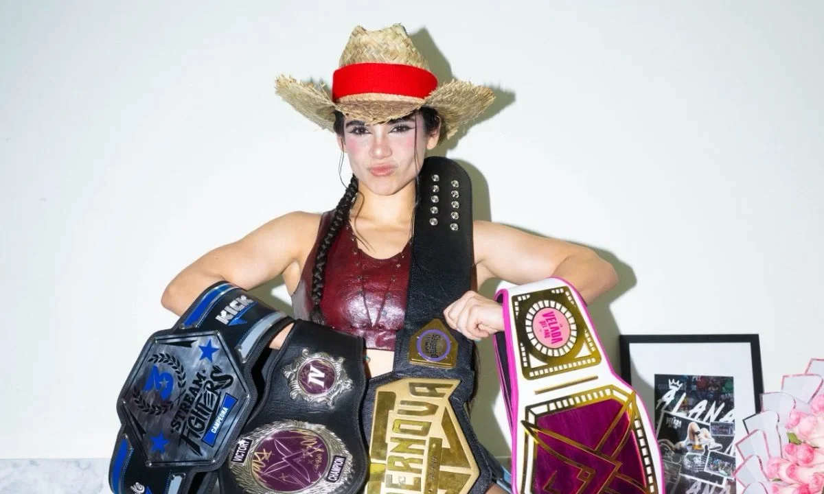 El Consejo Mundial de Boxeo (CMB) entregó un cinturón a la streamer Alana Flores tras su triunfo frente a Gala Montes.