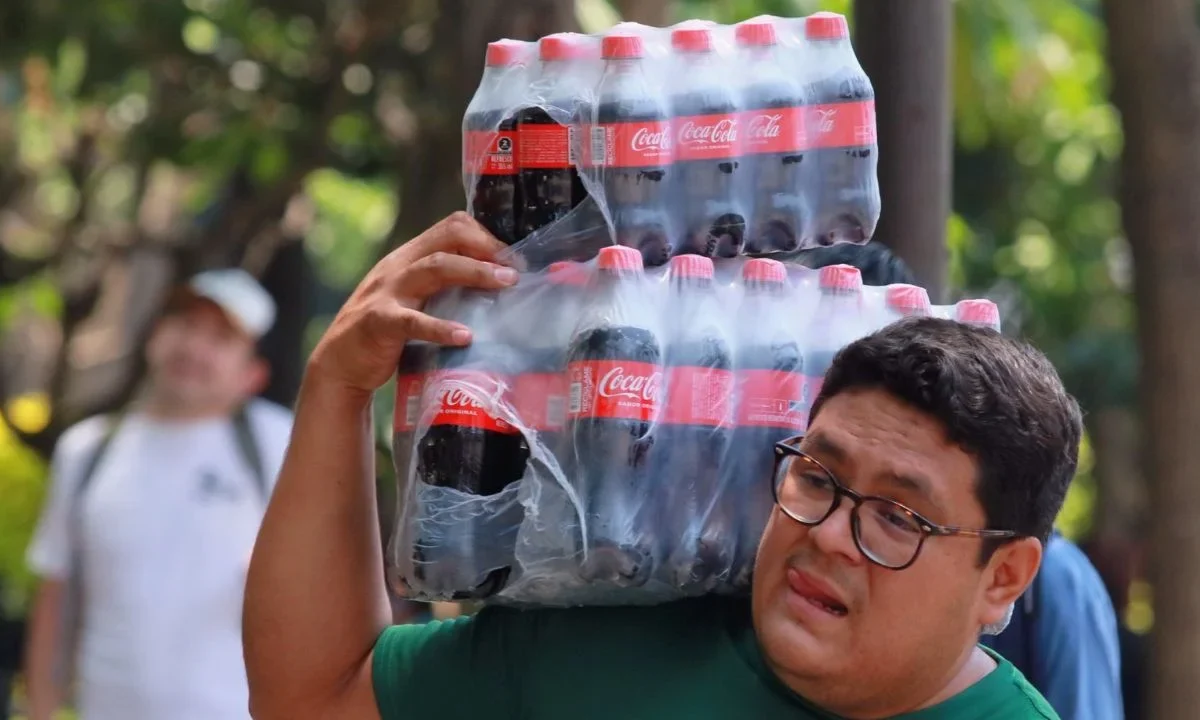 Esta cantidad de azúcar le metes a tu cuerpo al tomar Coca-Cola