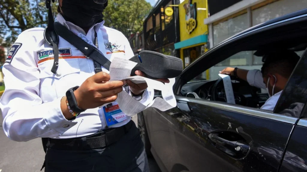 ¿Cómo saber si mi vehículo cuenta con multas en el Edomex?