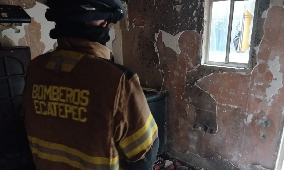 Elementos de la Marina y policías estatales resguardaron la vivienda en Ecatepec donde el incendio reveló una bodega de drogas.